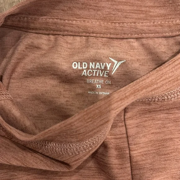 Slight crop twist front workout athletic crop top - Picture 2 of 3